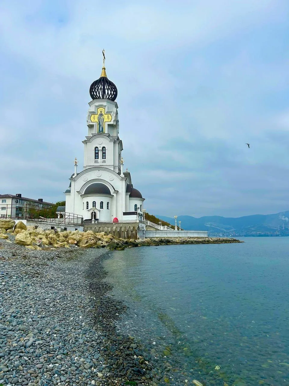 🏛 Храм Петра и Февронии Муромских чудотворцев
#Новороссийск

📌 Храм выполнен в форме маяка и распо