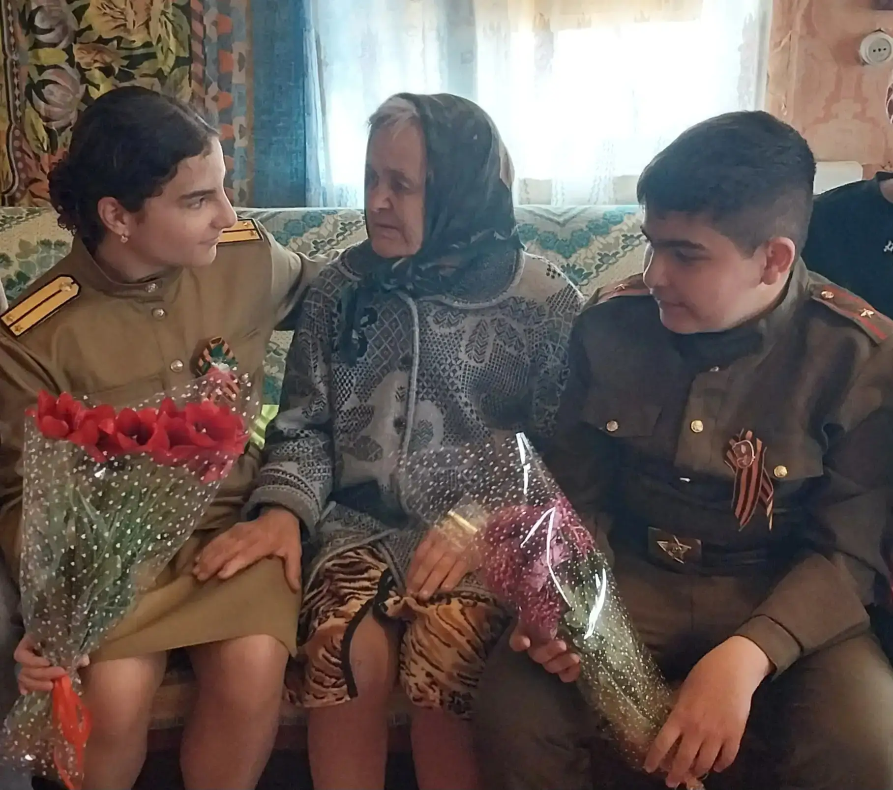 С искренним теплом и глубоким уважением школьники поздравили своих подшефных пожилых лю...