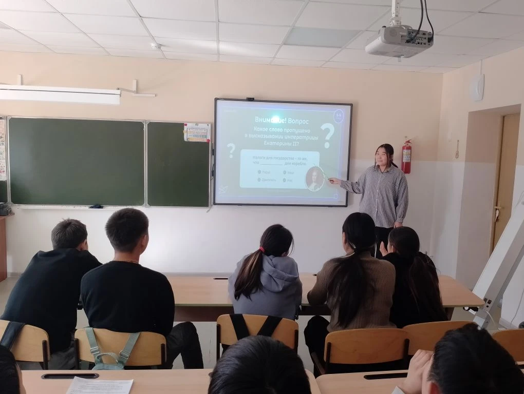 "Привет всем! Хотим поделиться крутой новостью: у нас в школе прошел классный час, посв...