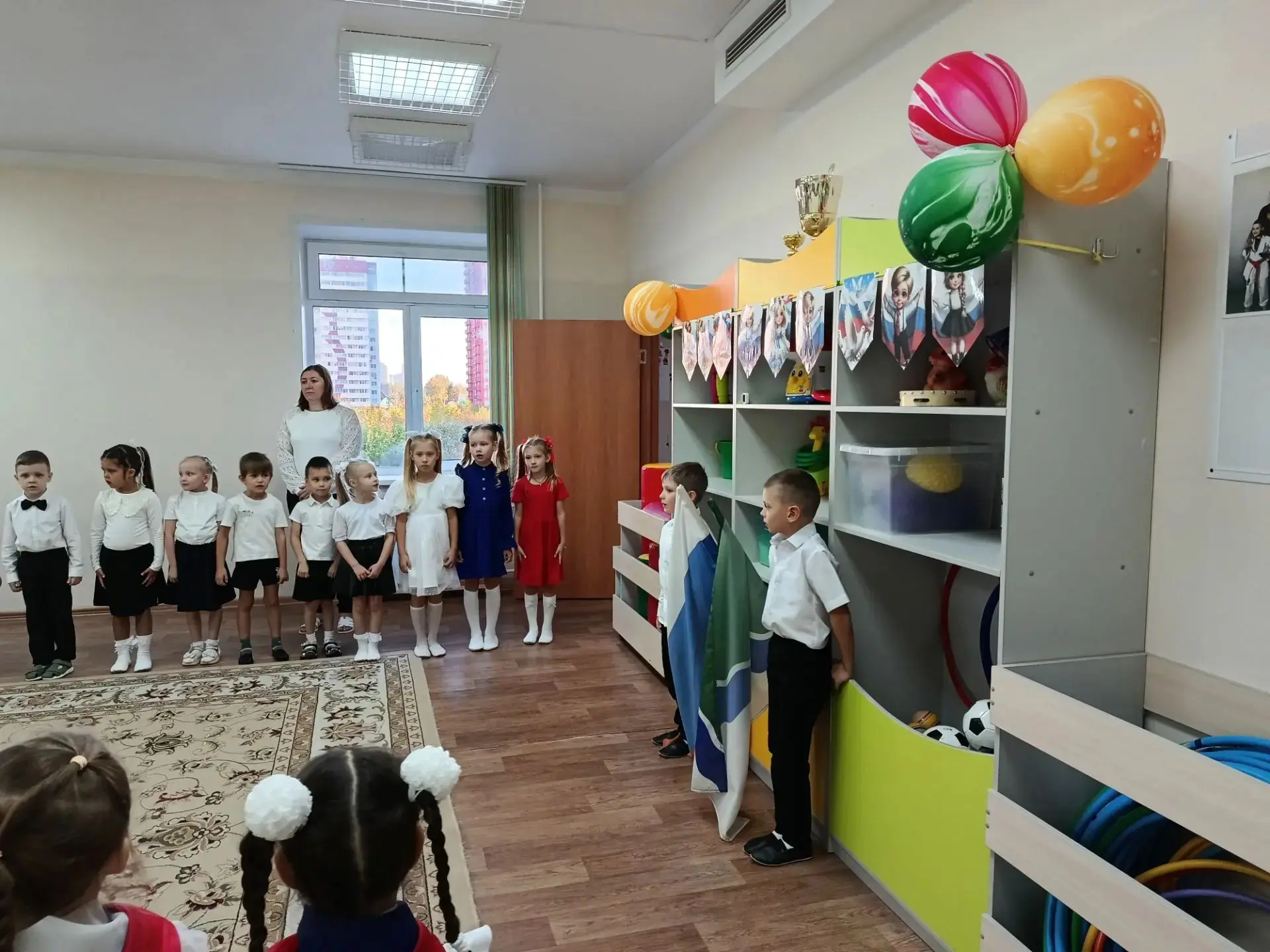 Сегодня день поднятия флага. У сына сегодня важная роль, он нес флаг😍