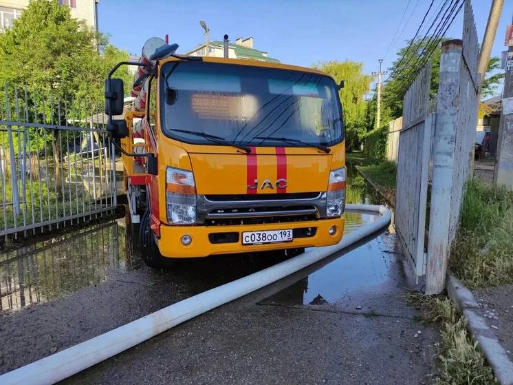 За три дня после ливней в ЕДДС Краснодара поступило 850 заявок на откачку воды

За три дня после про