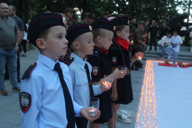 🕯️В ЕАО сотрудники полиции, общественники и школьники правоохранительных классов зажгли «Свечу памя