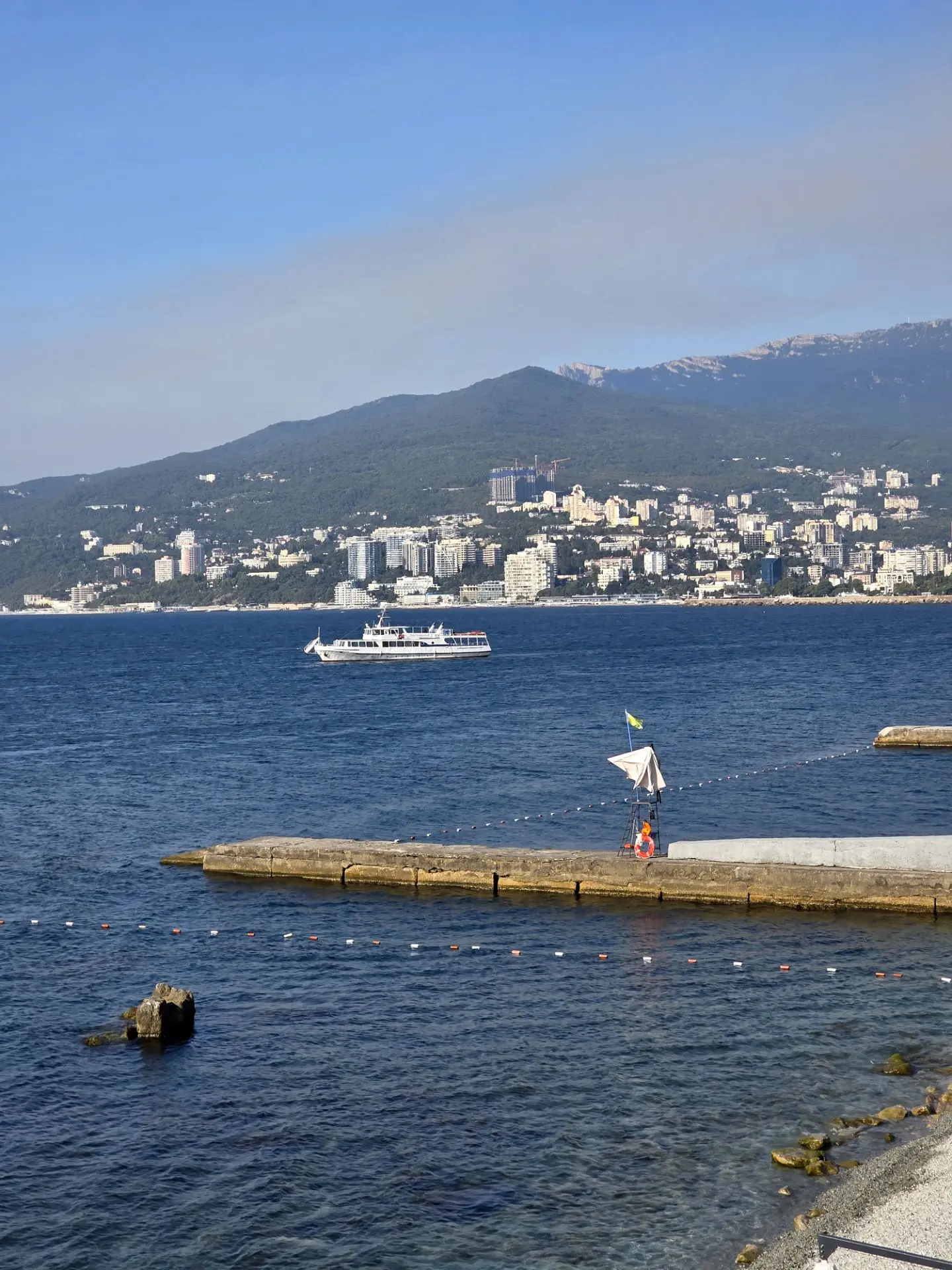 Ловим последние дни этого лета ☀️ В Ялте сегодня +28°, море +23°. Рассказывайте, где бы...