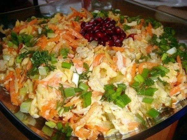 ЛИСИЧКА

Ингредиенты:
 Филе куриной грудки - 2 шт
 Маринованные огурцы - 3 шт
 Корейская морковь - 2