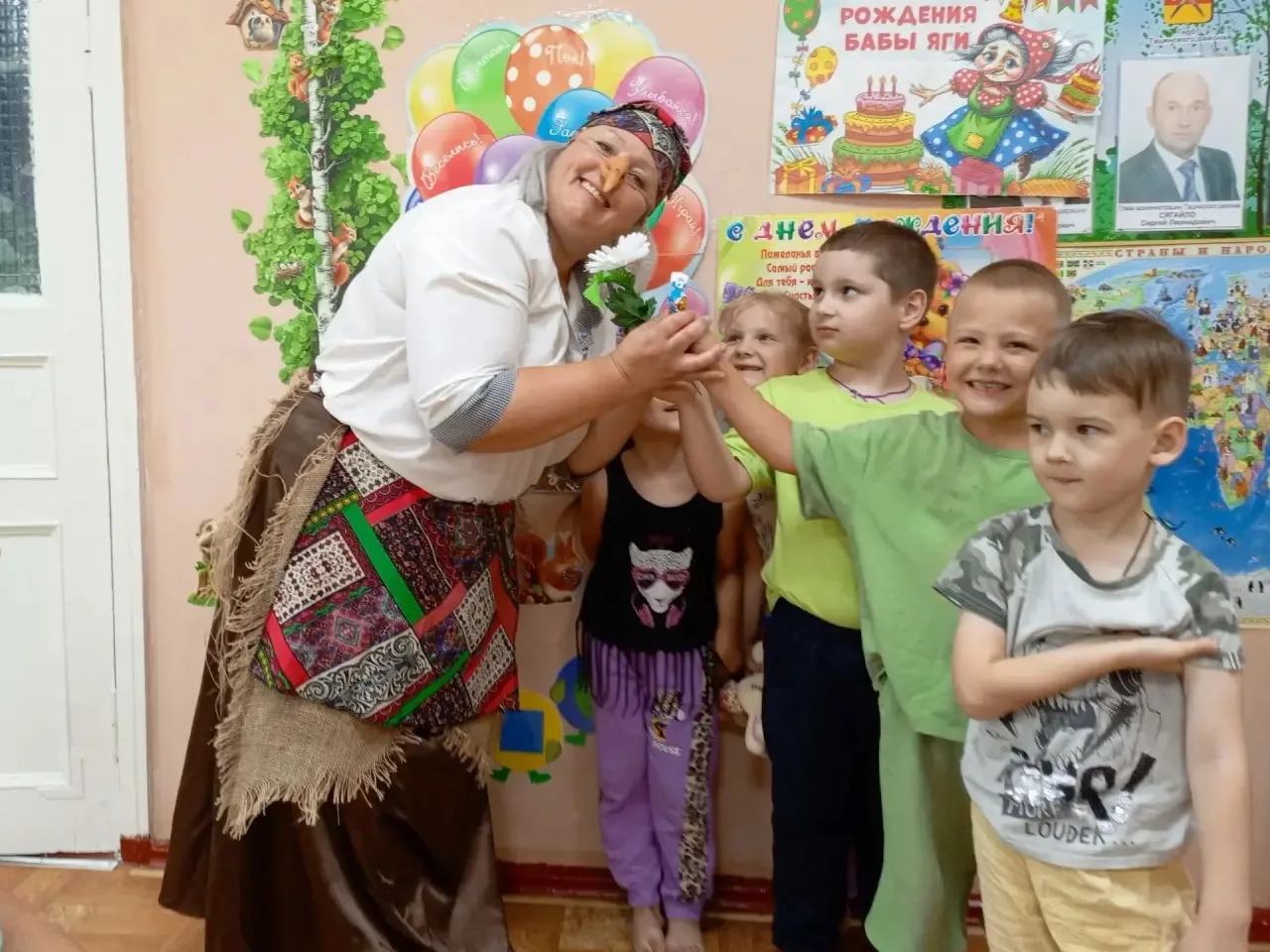 Нынче шумно на опушке, и пекутся пироги. В старой сказочной избушке будет праздник у Яги. 
Слух по л