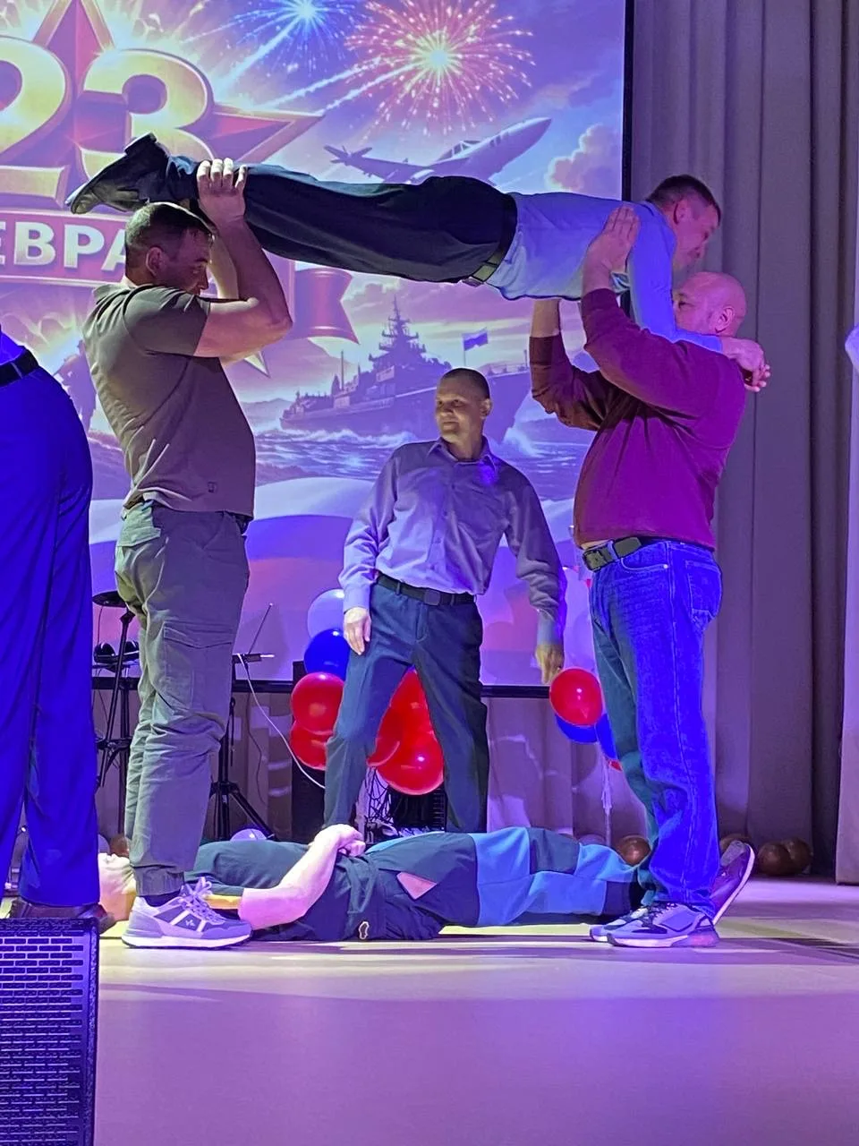 🎉 В Толмачевской школе №61 состоялся незабываемый баттл отцов, приуроченный к празднованию Дня защит