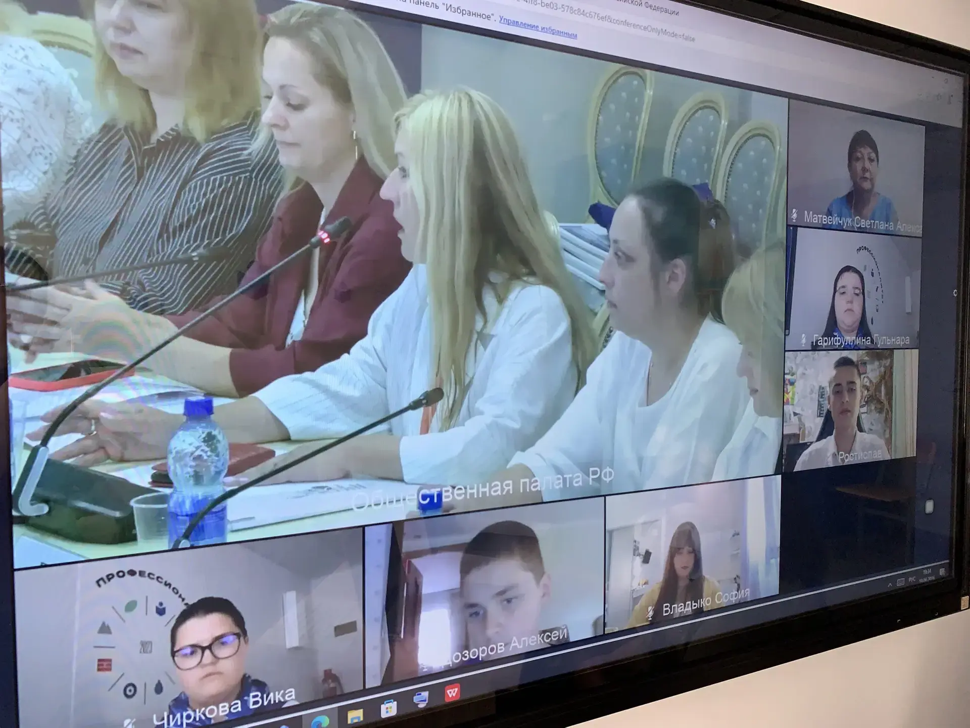 Студентки специальности «Дошкольное образование» Гульнара Гарифуллина и Вика Чиркова, представляющие