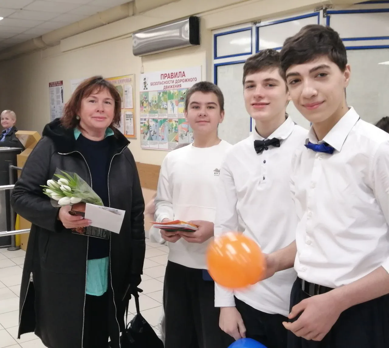 "Милые леди, прекрасные дамы! Бабушки, дочки, сестрички и мамы! Все вы красавицы, все вы богини, Все