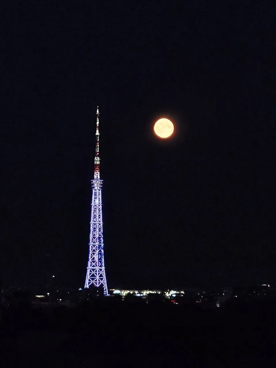 🌕 «Оленью Луну» прямо сейчас можно наблюдать над Петербургом

Питер главное. Подписаться