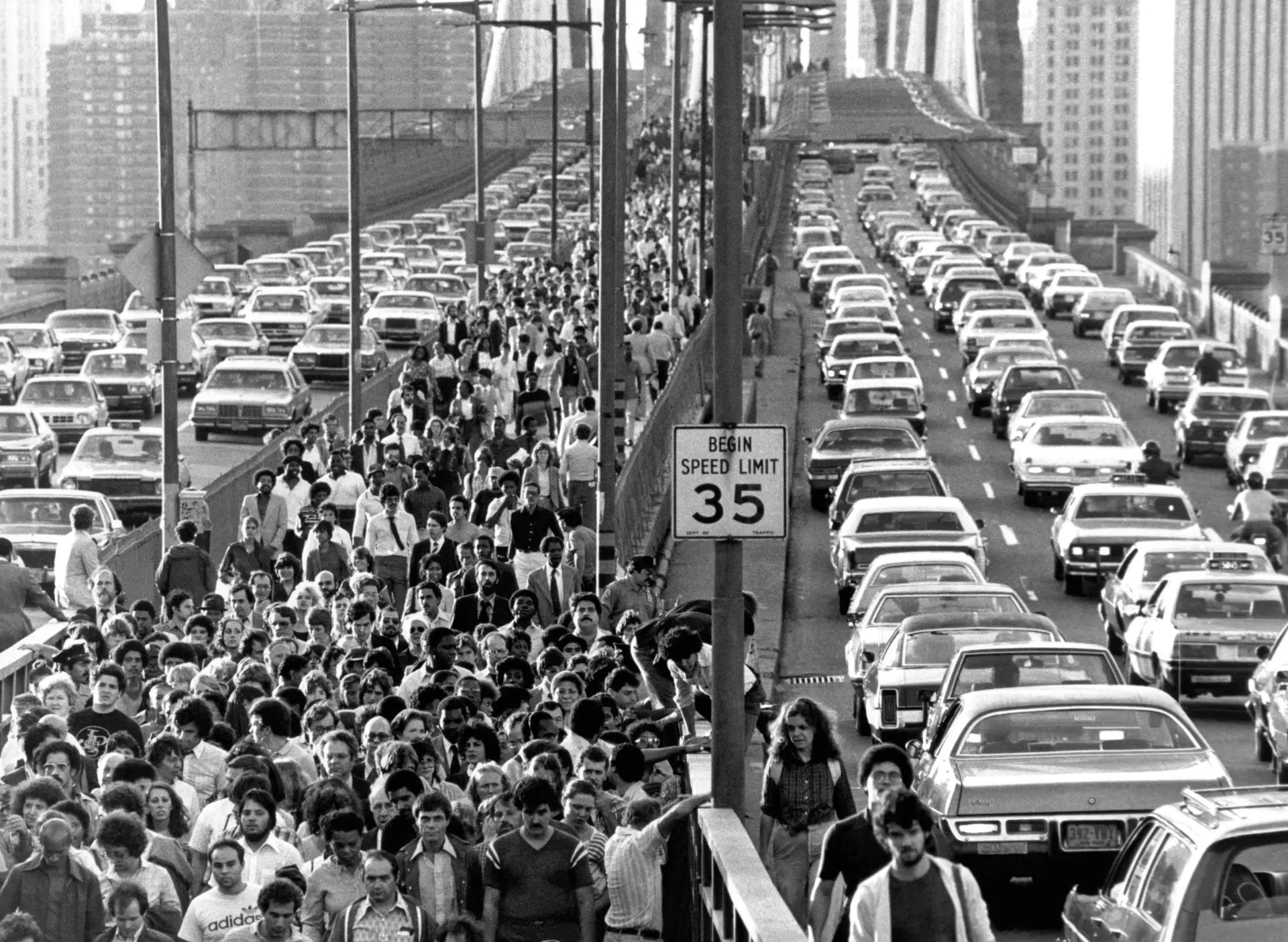 Кадр дня 13 июля 1977 года

Из-за отключения электричества, отключившим систему метро, ​​люди толпил