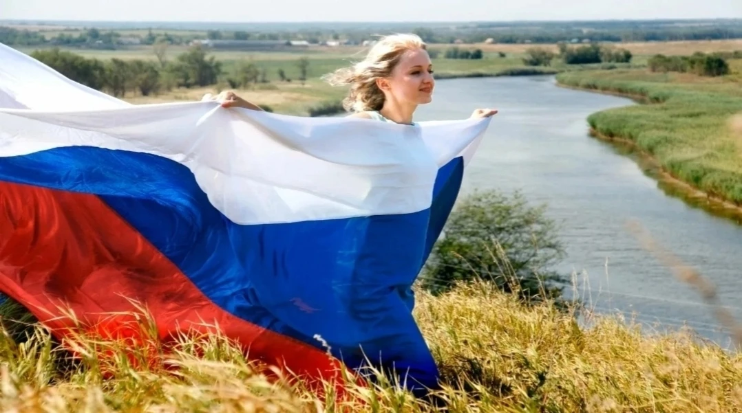 О, Россия!
С нелегкой судьбою страна…
У меня ты, Россия,
Как сердце, одна.
Я и другу скажу,
Я скажу 