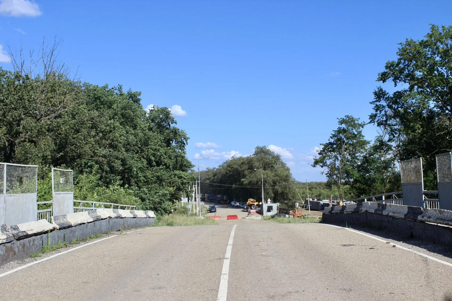 🚧🛣️ Ведутся работы по капитальному ремонту путепровода в станице Кущевской через желе...