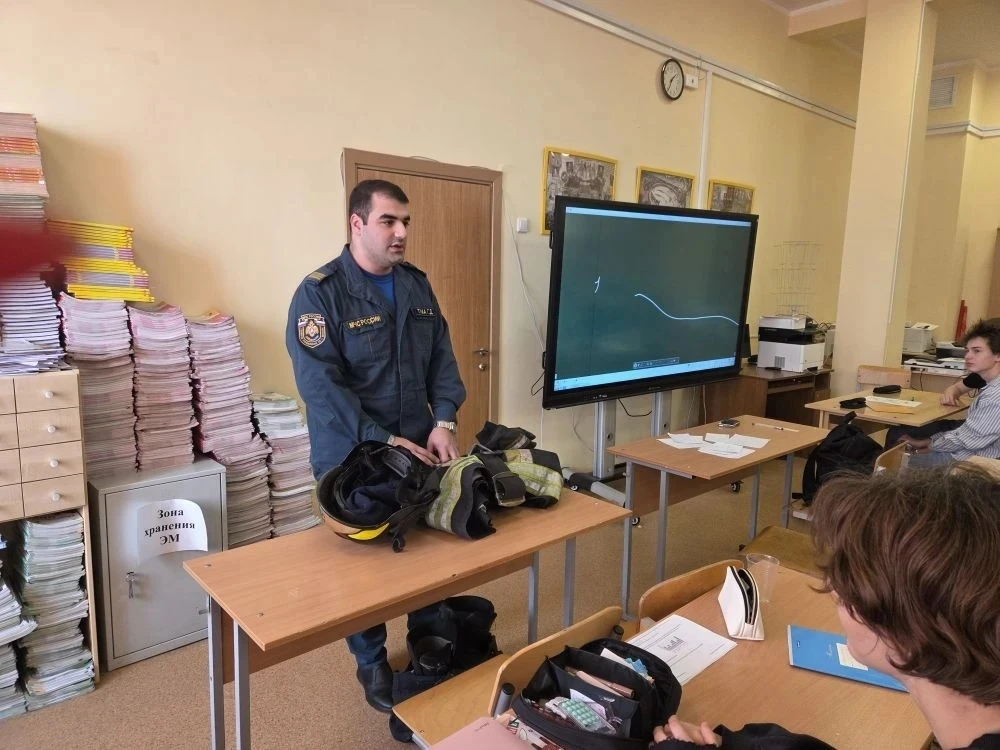 🚨 Урок безопасности от профессионала  Перед каникулами в 8В класс приехал сотрудник пожарной части №
