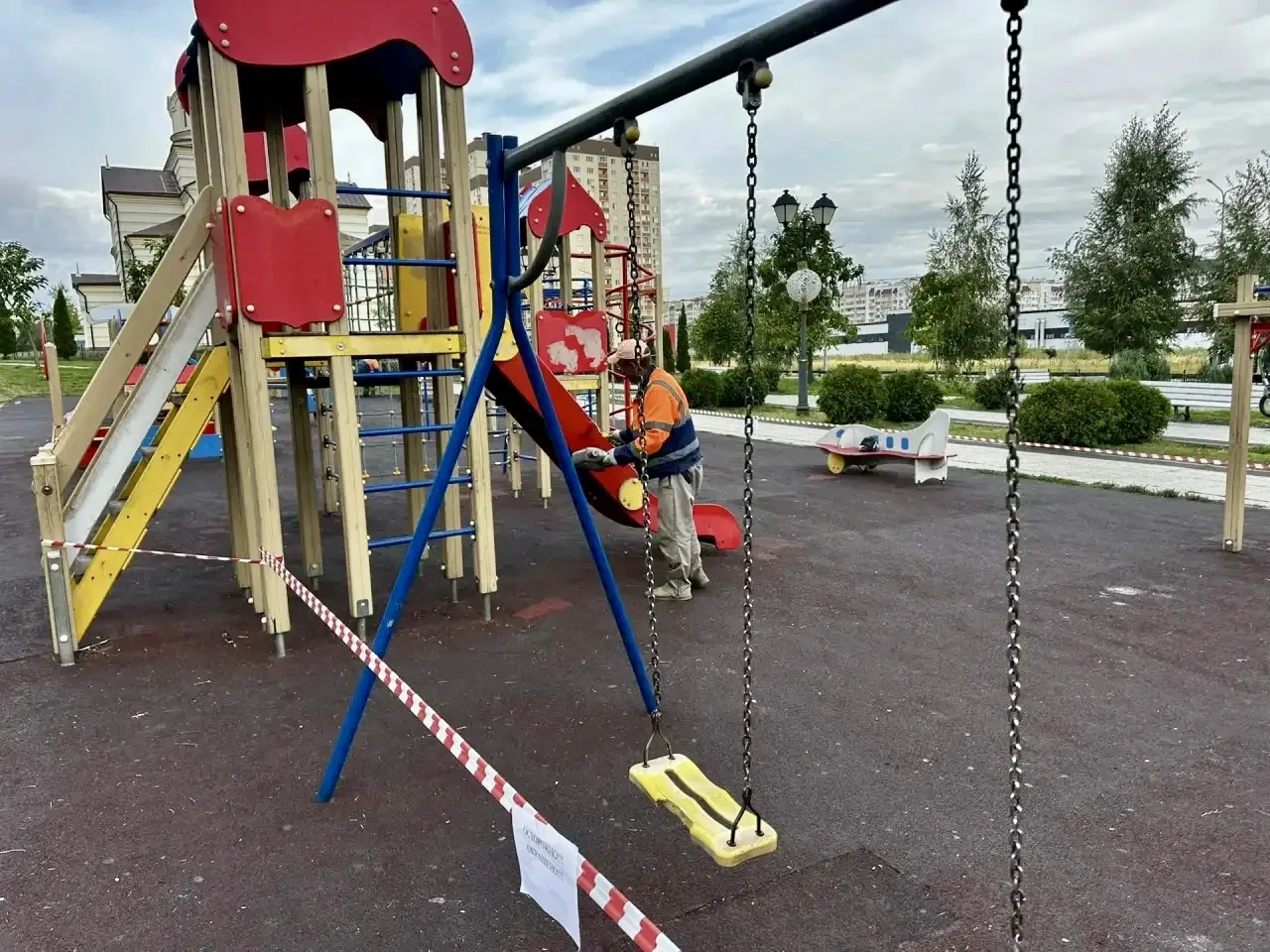 🧹Продолжается уборка территории района
