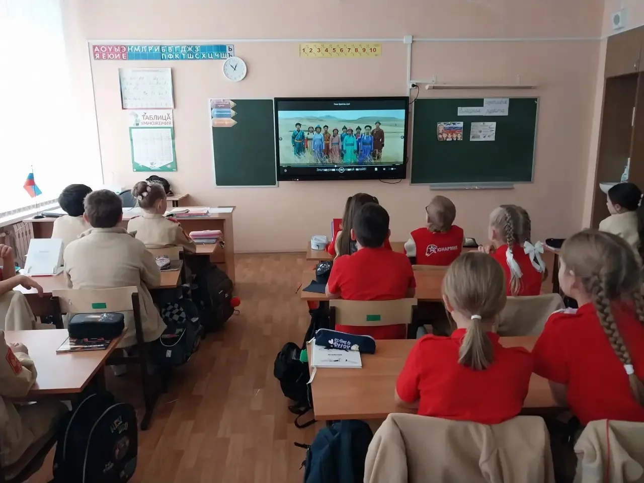 Каждый народ имеет свой уникальный язык, на котором он говорит. Но есть ещё один язык, ...