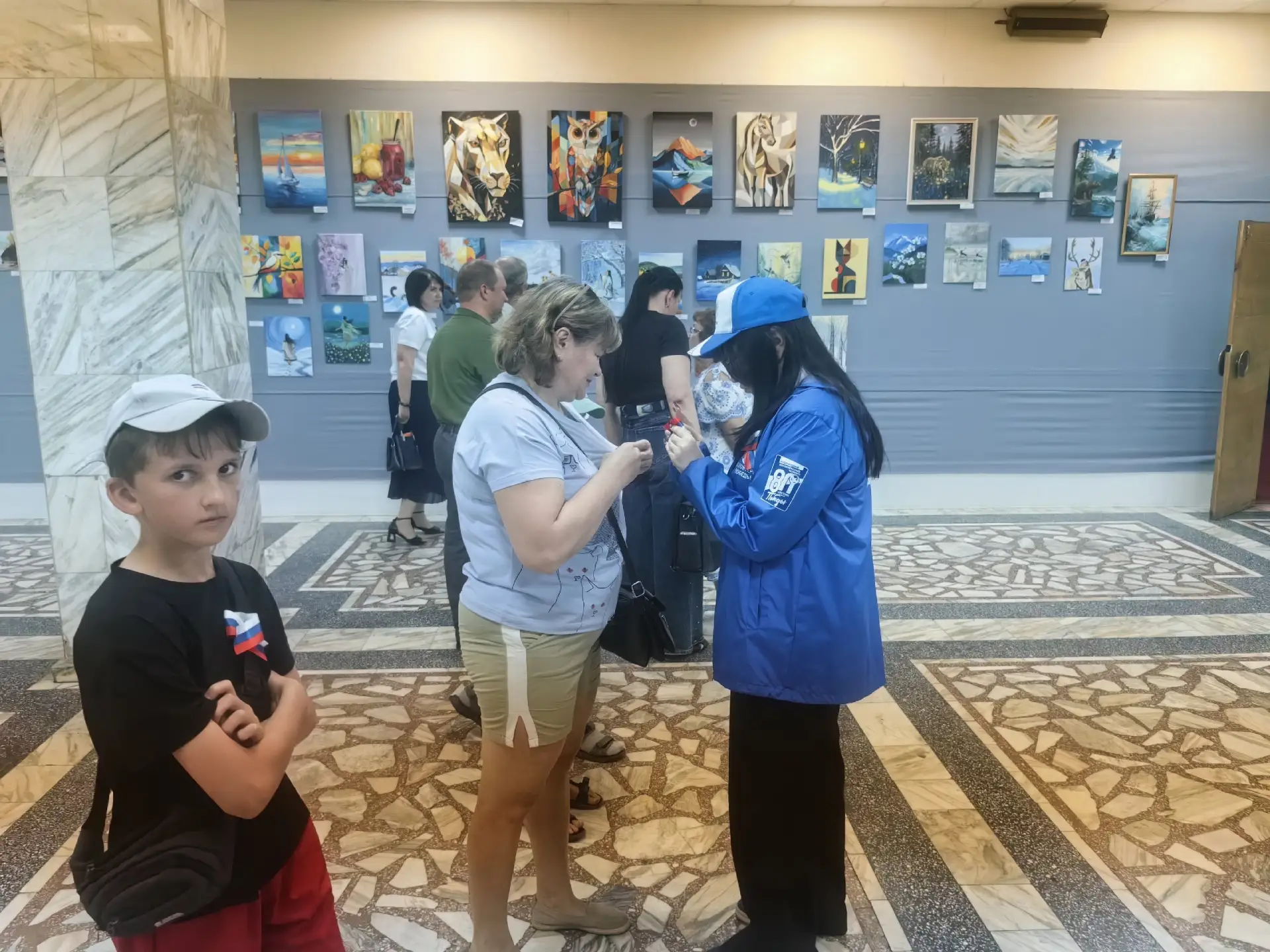 В Туруханске прошла патриотическая акция «Российский триколор»

Волонтёры Победы совместно с юнармей