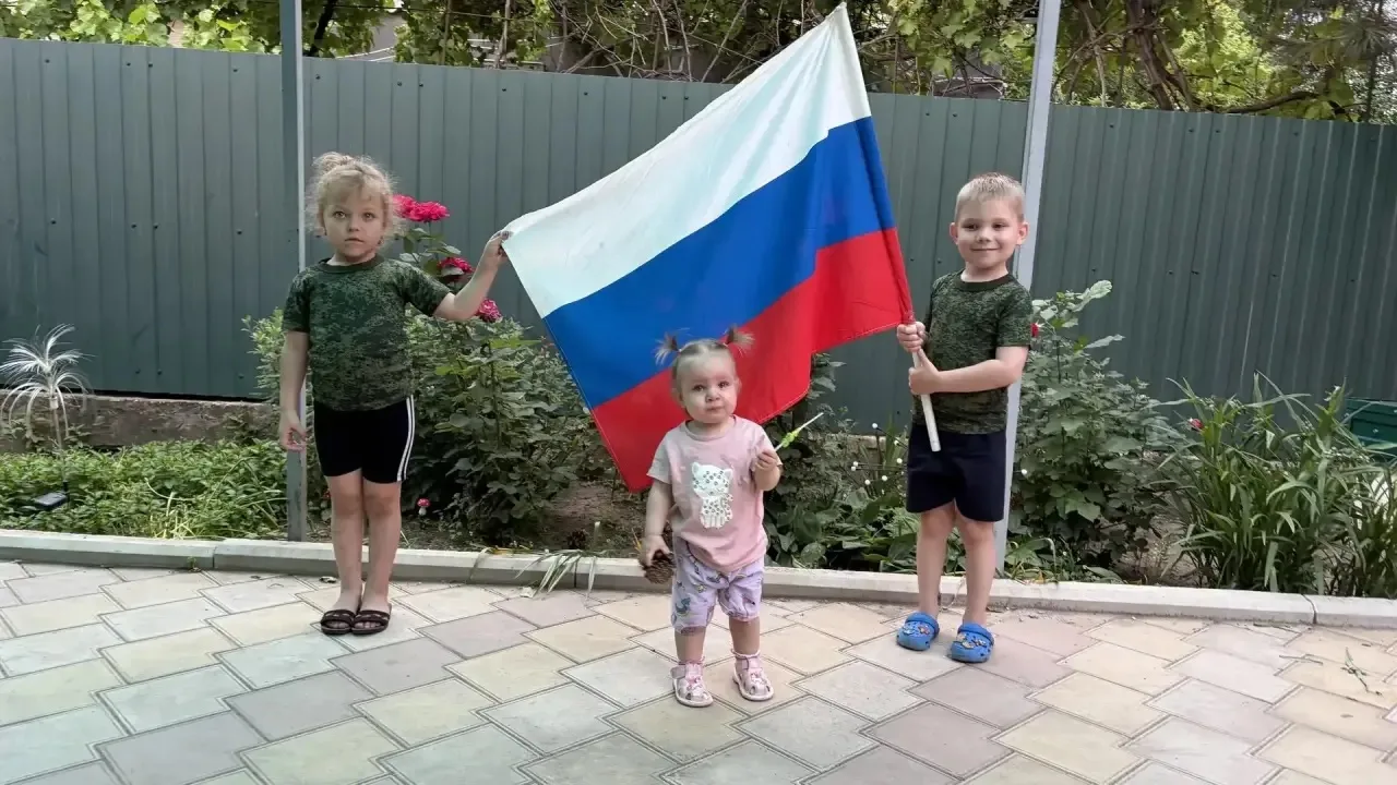Наши дети с гордостью участвуют в акции "Российский триколор"! И знаете, это не просто формальное уч