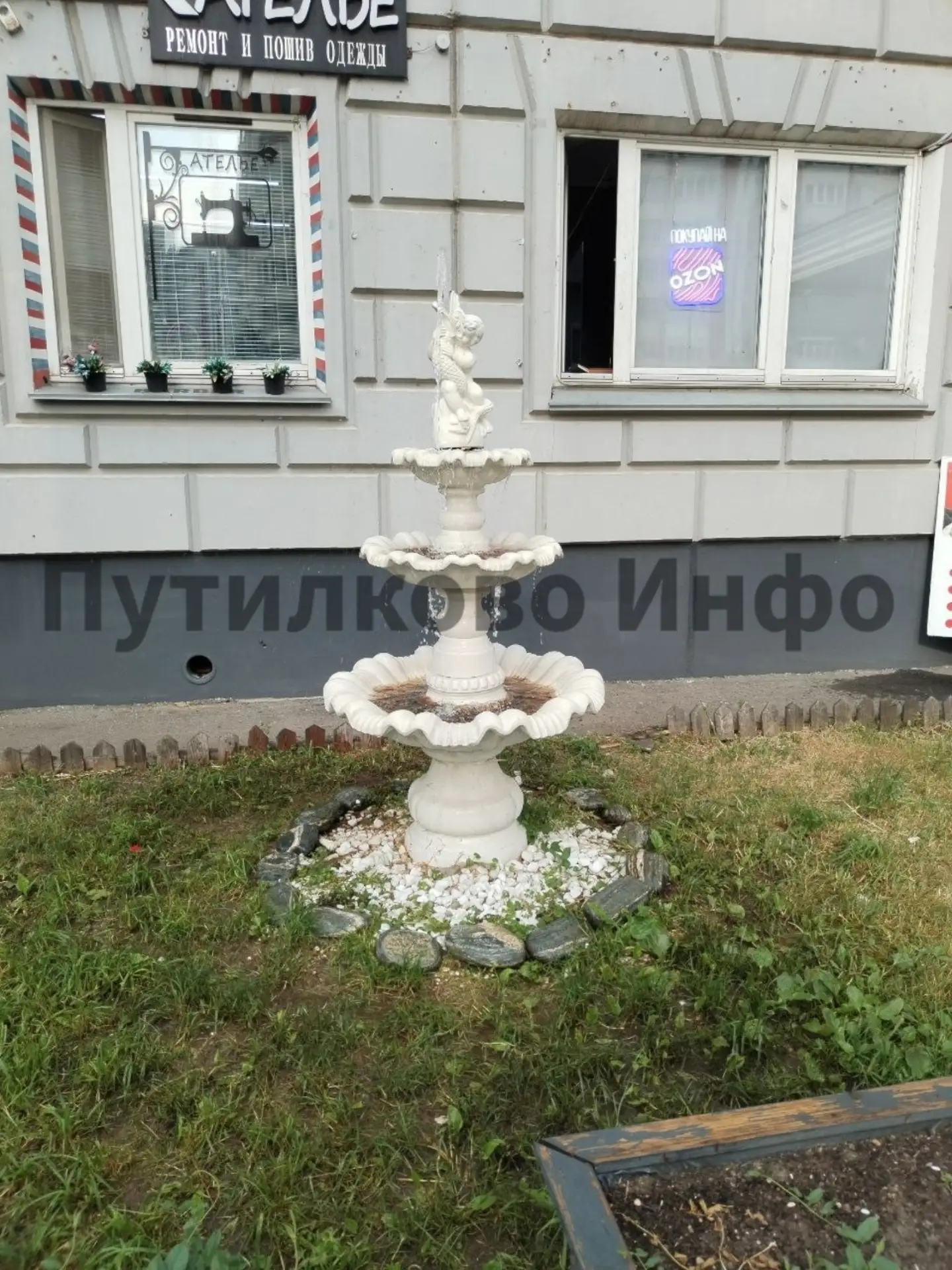 #мортон #фонтан

Помните опрос про жару, где был вариант «буду ждать установку фонтана»?

Дождались.