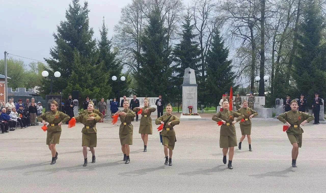 9 мая торжественный митинг состоялся в с. Аромашево на площади у мемориала Памяти участ...