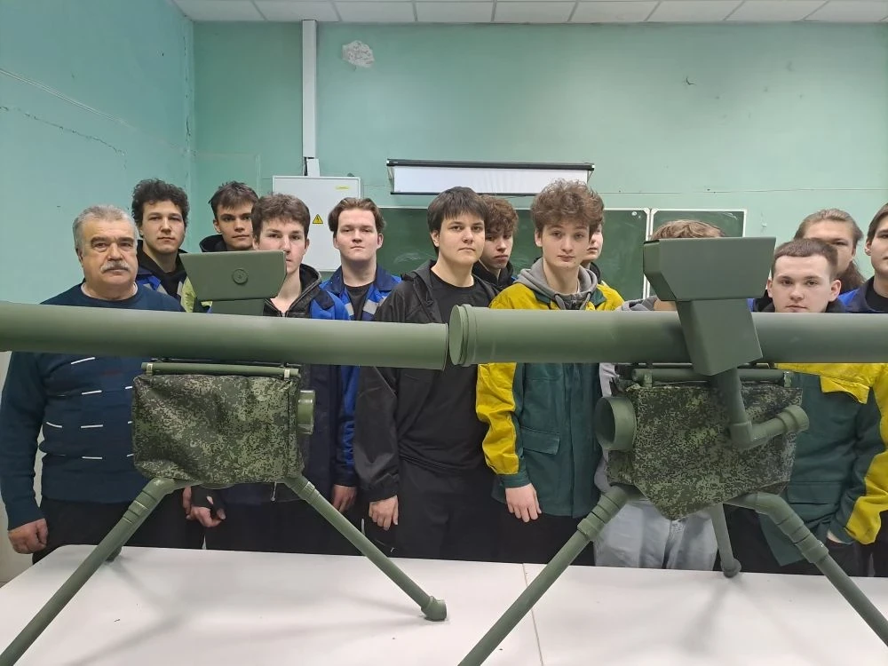 Очередной груз гуманитарной помощи в зону СВО в виде макетов противотанковых ракетных у...