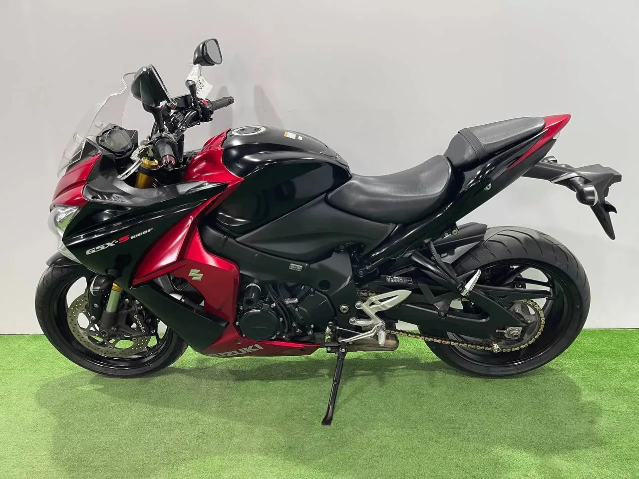 SUZUKI GSX-S1000F в наличии во Владивостоке  Характеристики:  - 2016 год - объем 998 см3 - Аукцион B