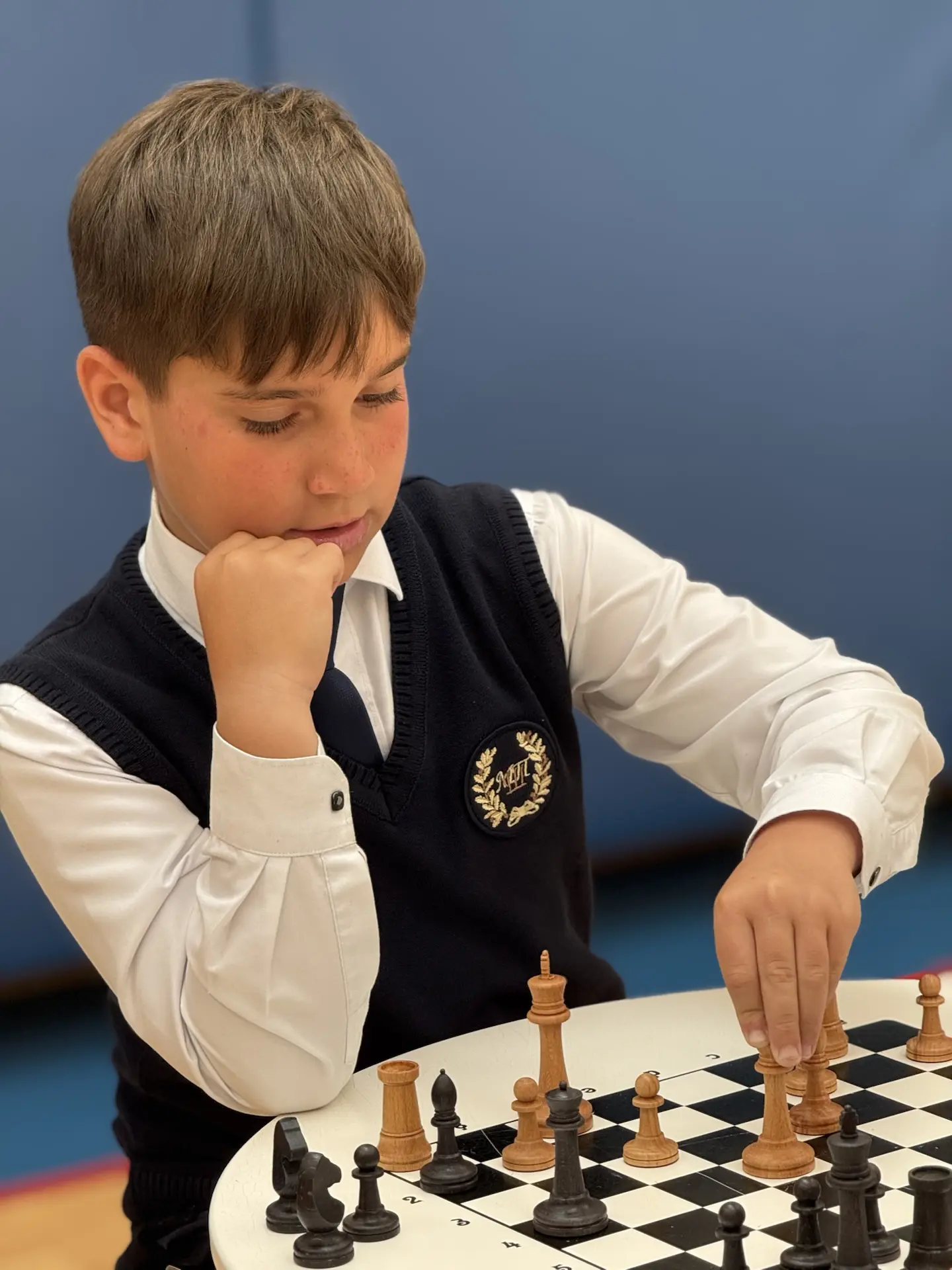 В начальной школе прямо сейчас идет шахматный турнир ♟️  Маленькие стратеги сражаются за звание лучш