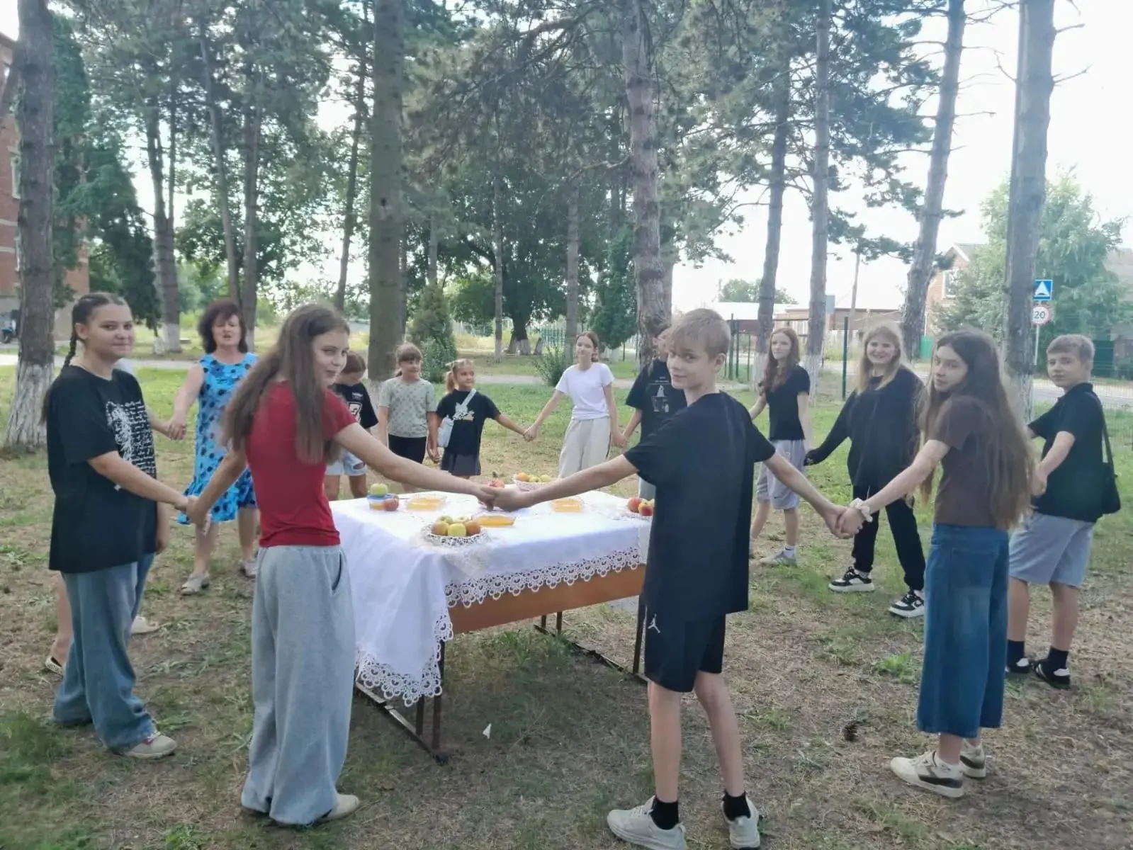 🍎 СПАС! СПАС! СПАС! — под такой колокольный звон в нашем «Родничке» прошел православны...