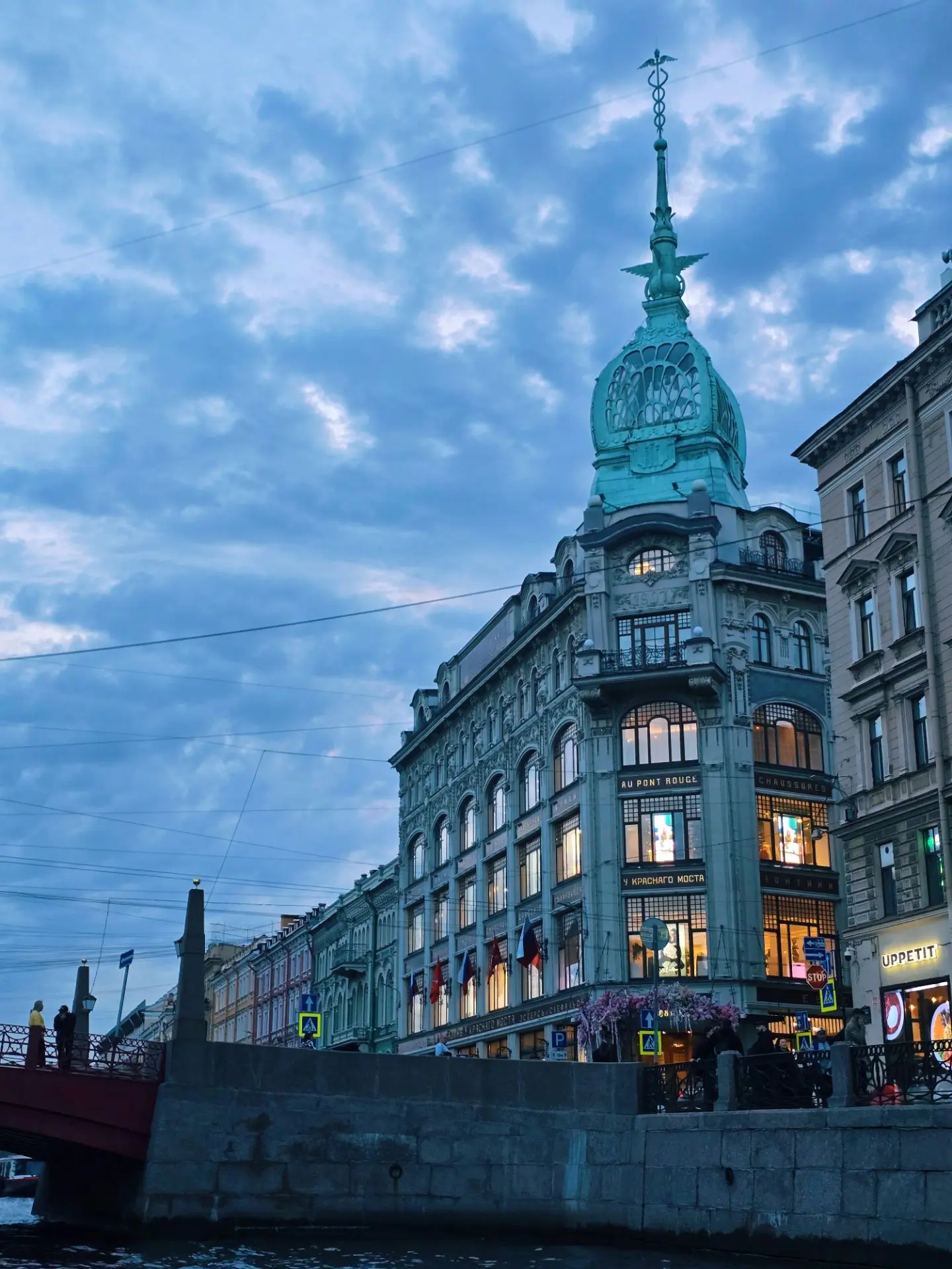 Вечерний Петербург 😍 эх, дни становятся все короче, а ночи - все темнее..