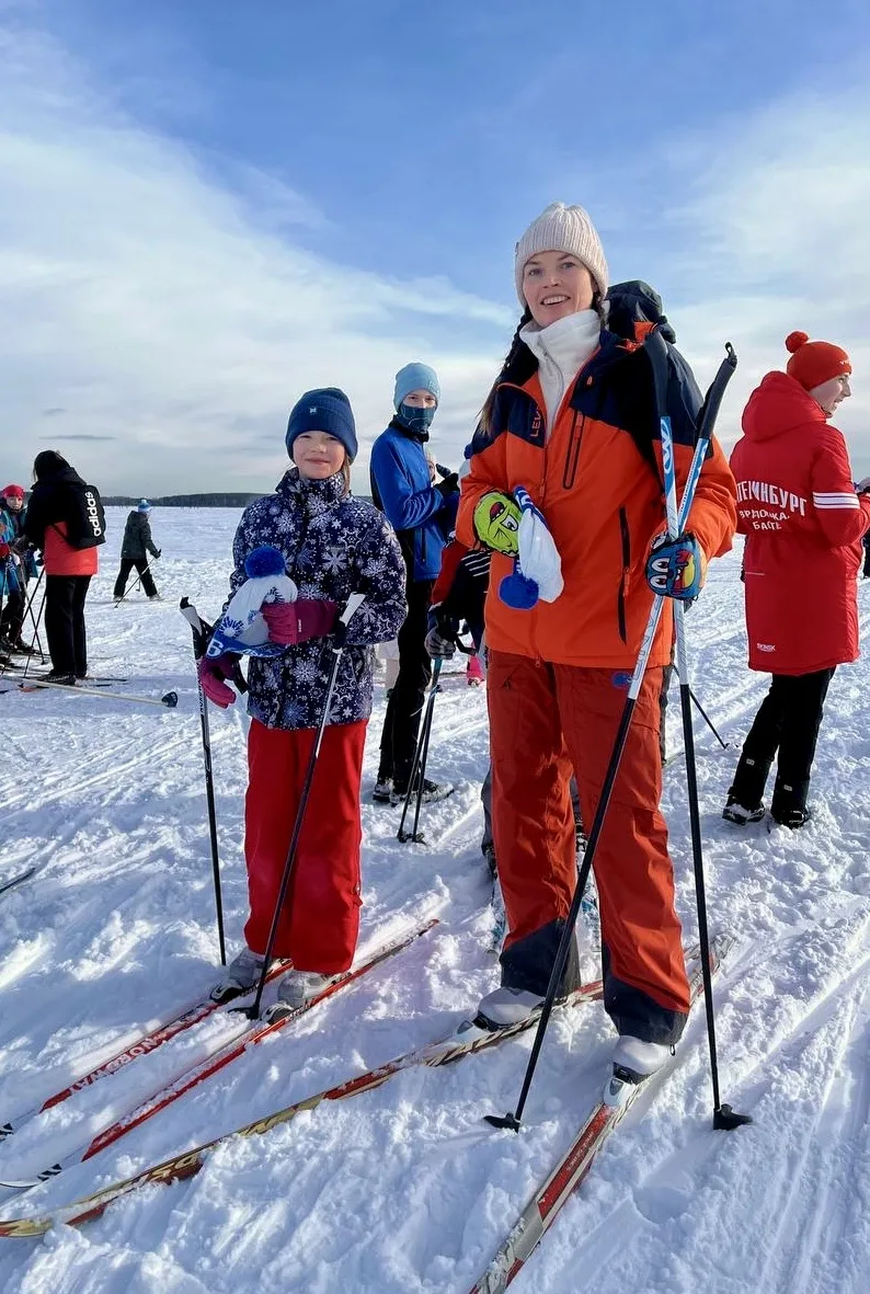 ⛷️Всероссийская массовая гонка «Лыжня России»: активные школьные семьи объединились!  ❄️Участники со
