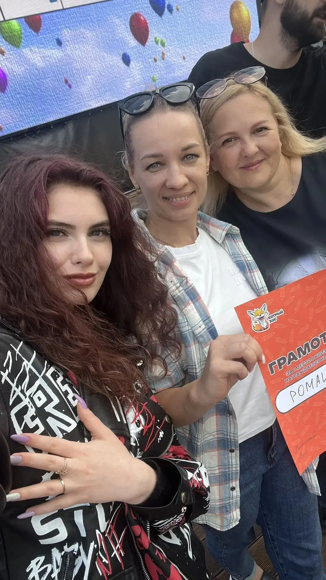 Друзья, задумывались ли вы когда-нибудь, что скрывается за яркими огнями сцены и аплодисментами? 

Б