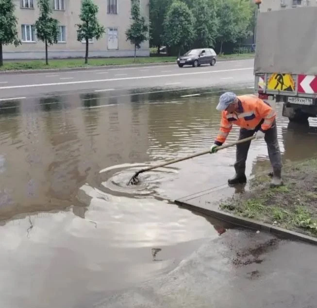 👀 Коммунальщики борются с очередными подтоплениями после дождя в Казани

Рабочие чистят ливневки и 