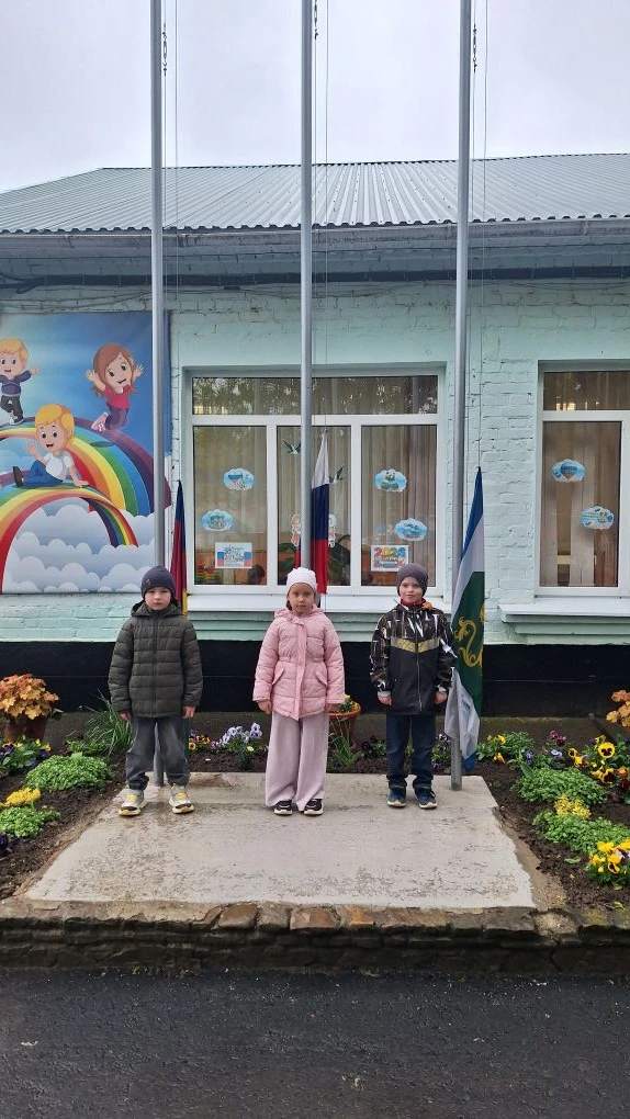 Традиционно утро понедельника началось с поднятия флага Российской Федерации, флага Кра...