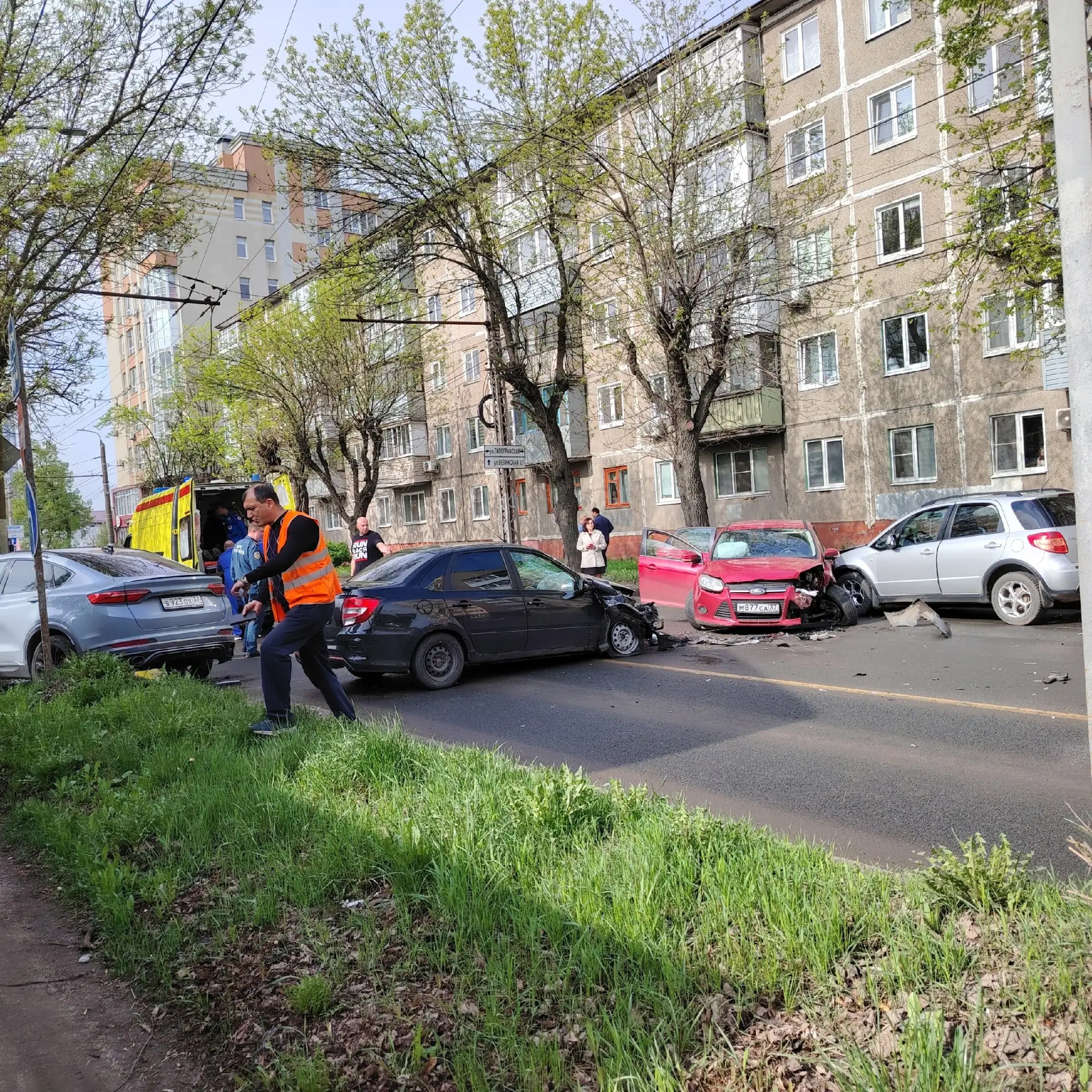 🚗 Массовое ДТП в Иванове   Утром 14 мая в районе перекрёстка улиц Лежневская и Постышева столкнулись