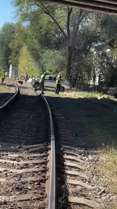 🚗 В Оренбурге водитель застрял на рельсах под мостом Коростылевых