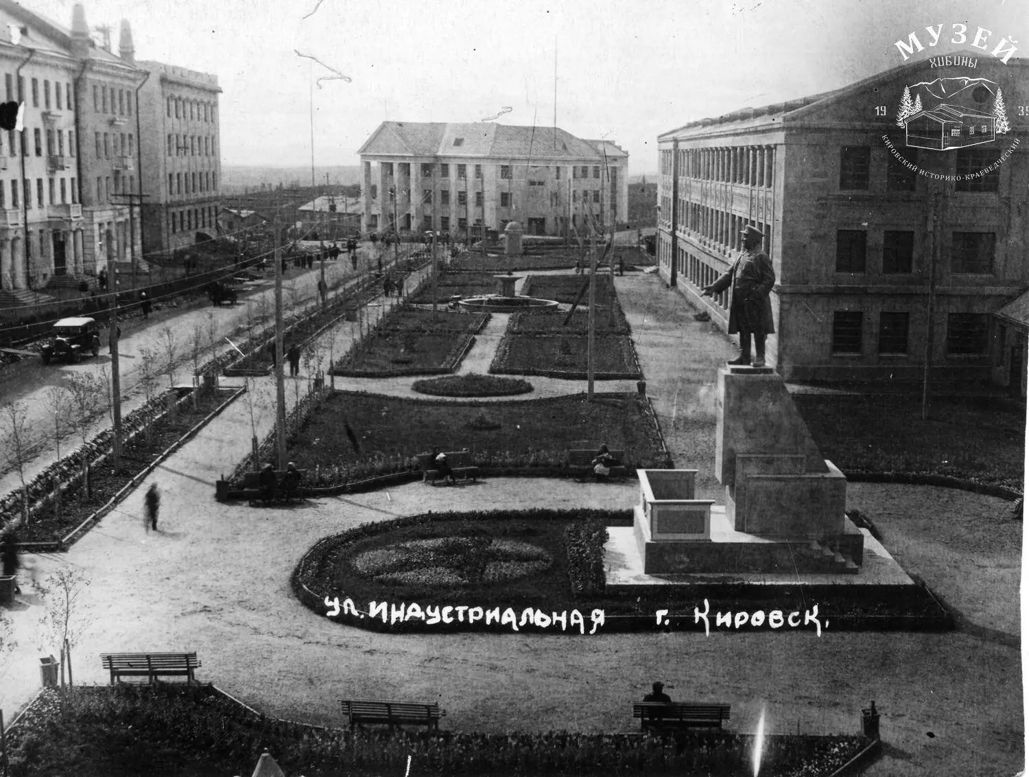 Кировск, ул. Индустриальная, справа - школа №1. 1930-1940-е гг.

КП-1501 ОФФ-672
