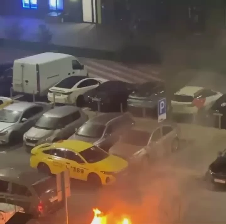 🔥 В подмосковном Мисайлово неизвестные подожгли BMW во дворе жилого комплекса.