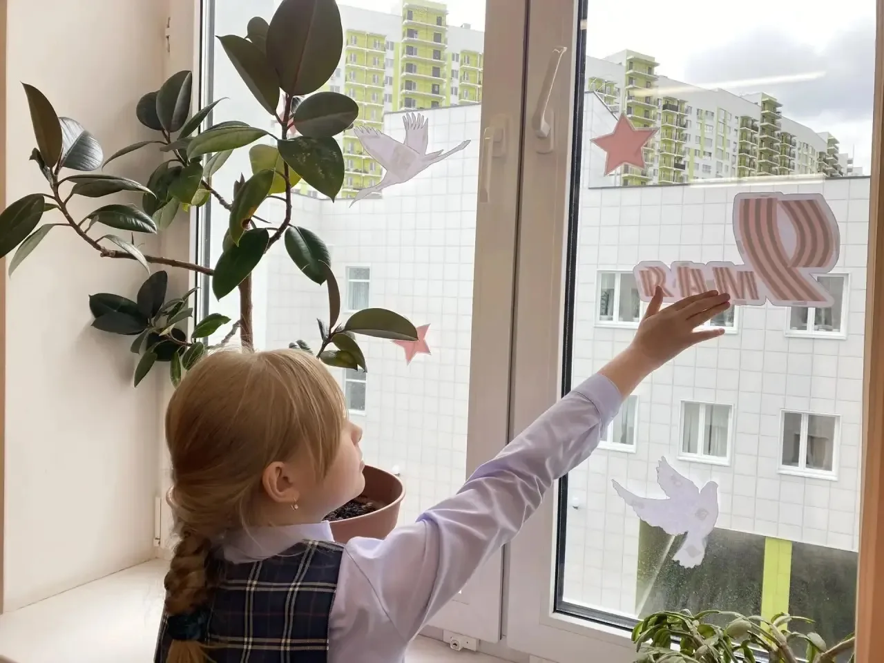 🕊️ «Окна Победы» и Георгиевская лента: как мы готовимся к 9 мая  В преддверии великого праздника наш