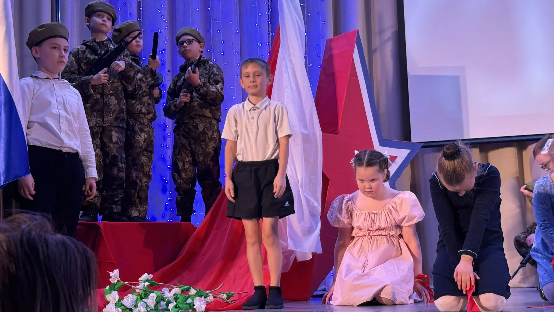 Когда второклассники выходят на сцену, даже «Катюша» звучит по-новому 🎭🌟  Фестиваль «Отвага, мужеств