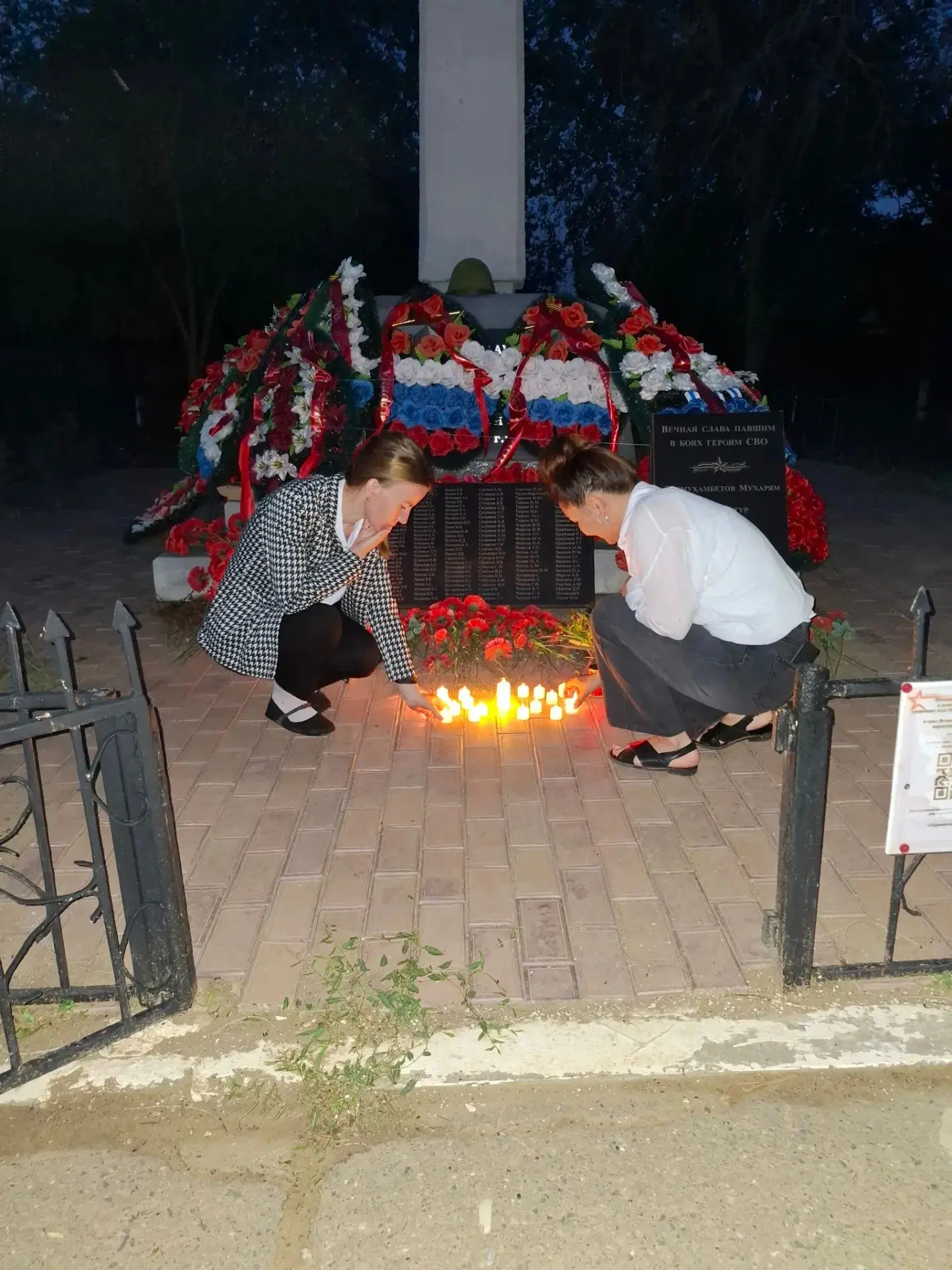 В предрассветной тишине, в 4:00, у обелиска собрались те, кто помнит и чтит подвиг наших героев. Вос