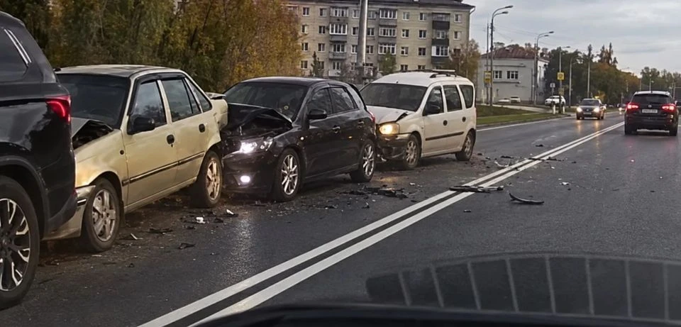 🚗 В Казани «Лада» врезалась в колонну автомобилей: повреждены пять машин