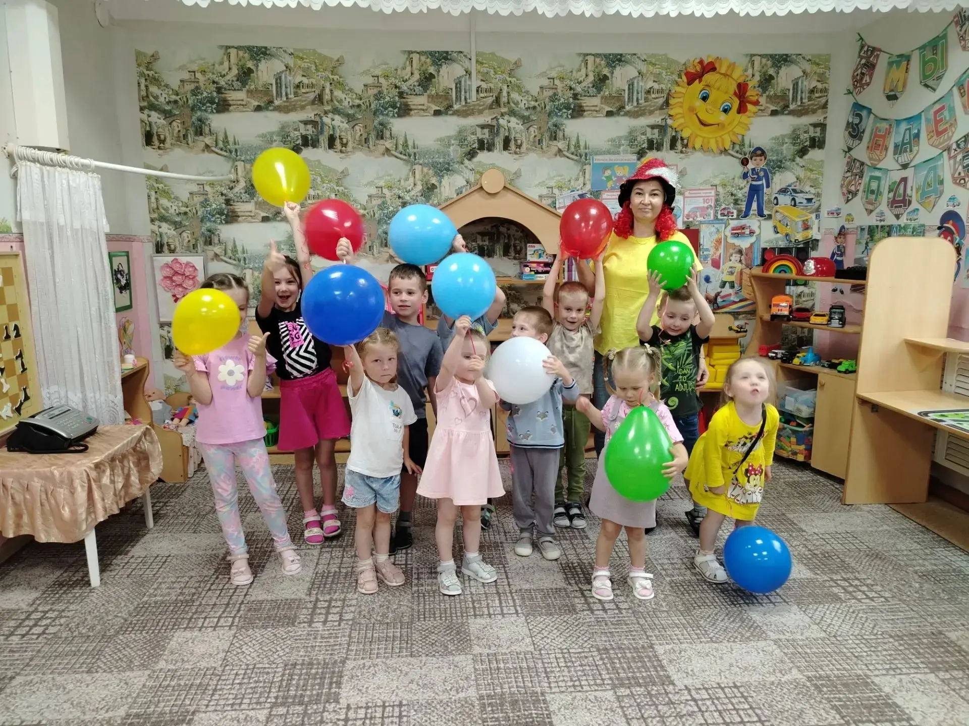 За окном дождик стучит по стеклу, а у нас в старшей группе Праздник воздушных шаров ! М...
