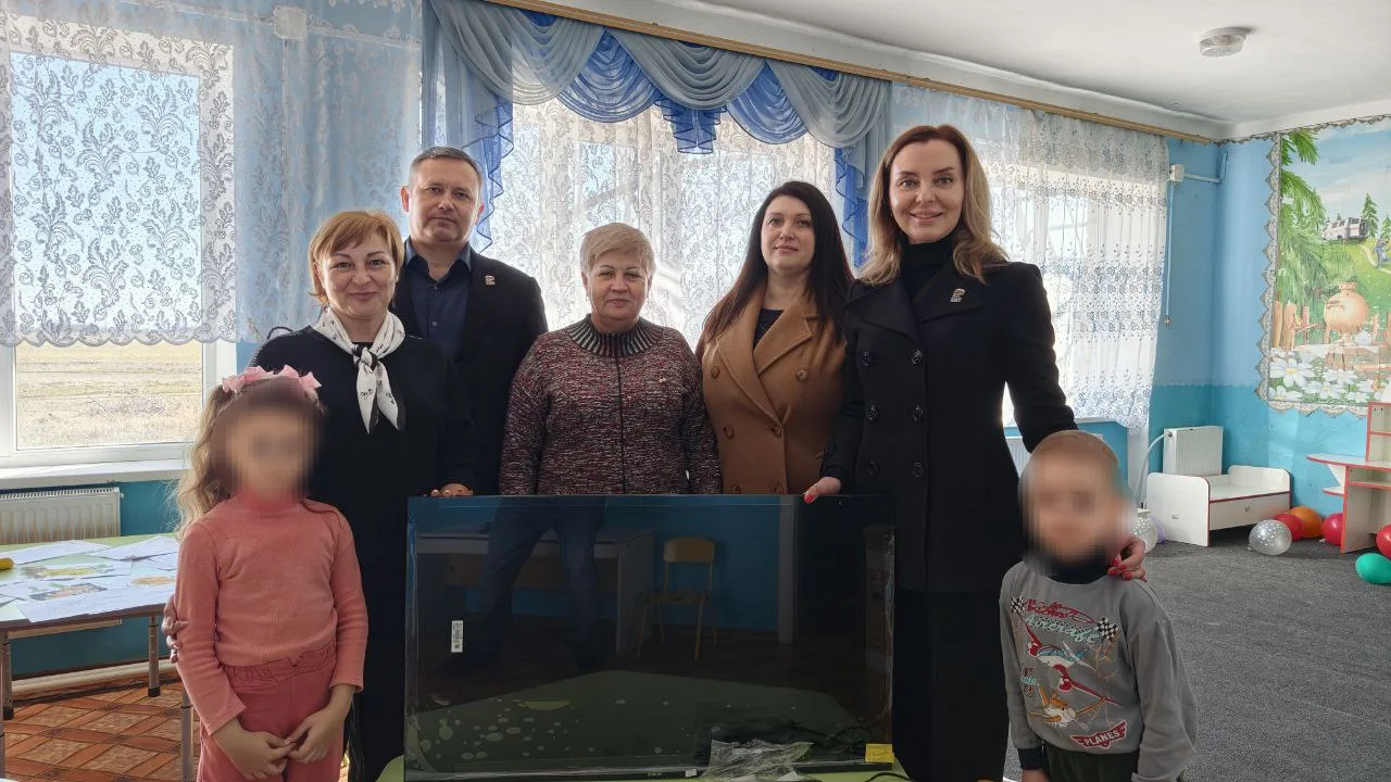 При поддержке «Единой России» передали новый телевизор в детский сад села Дивное Новотр...