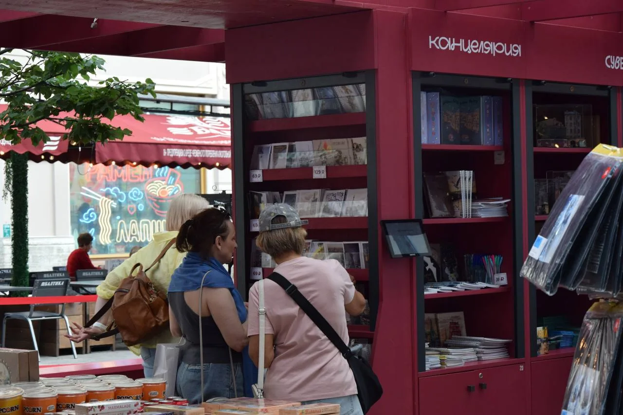 В этом году «Книжные аллеи» посетили более 370 тысяч человек. Они приобрели свыше 22 ты...