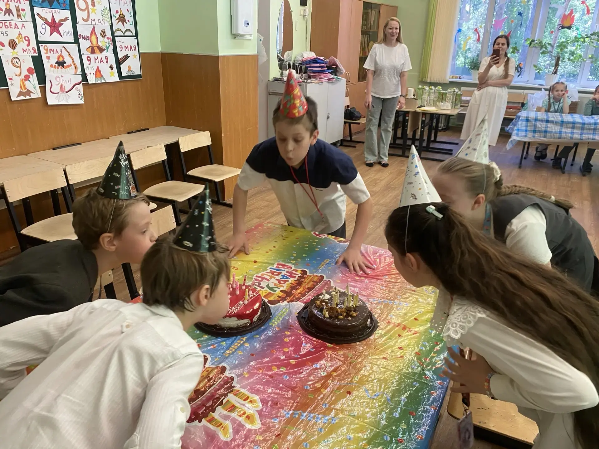 В конце учебного года ребята 3-А класса, следуя традициям, отметили "День рождения весенних именинни