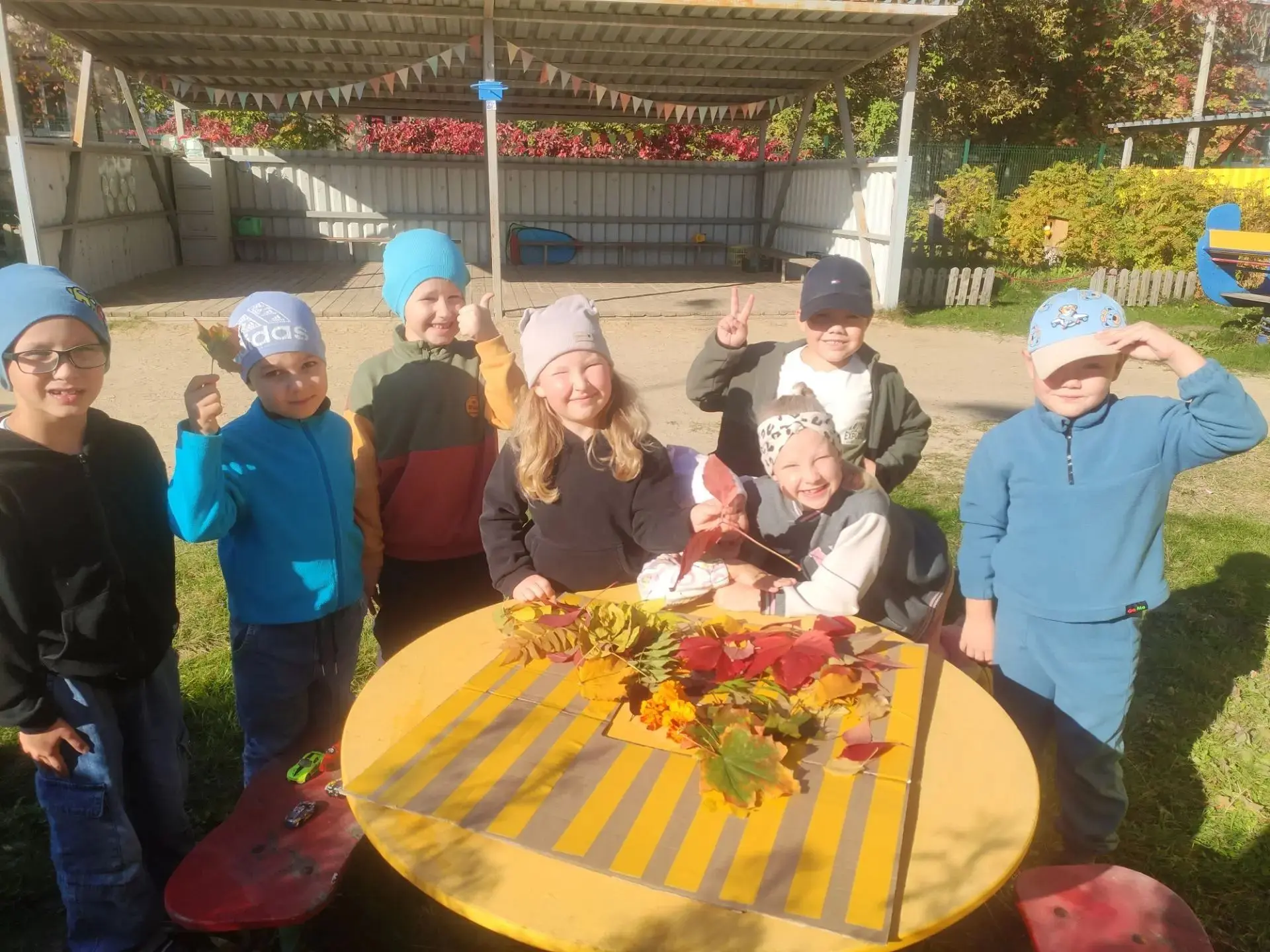 Творческое приключение: Разноцветное панно из листьев и море улыбок!🍁🍂🍃