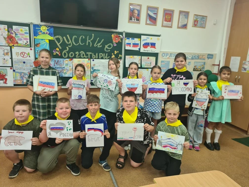 🇷🇺 Выставка рисунков ко Дню России в пришкольном лагере «Солнышко» 🎨

В нашем пришкольном лагере 