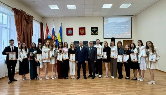 Наши герои! 🏆 Выпускники-медалисты получили заслуженные награды!
1 июля в администрации Безенчукско