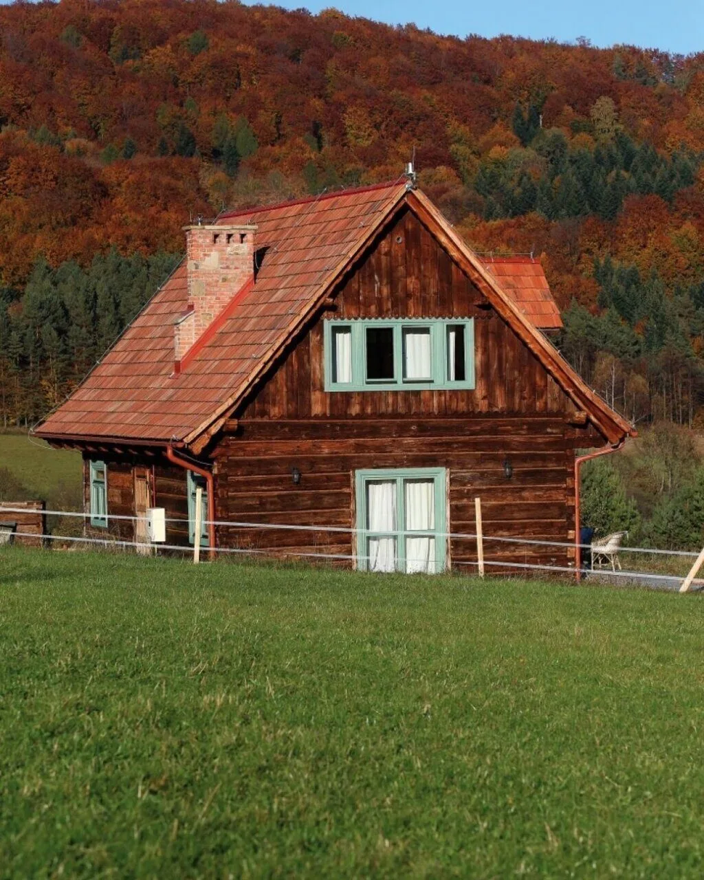 Маленький бревенчатый дом с потрясающей атмосферой внутри🏠