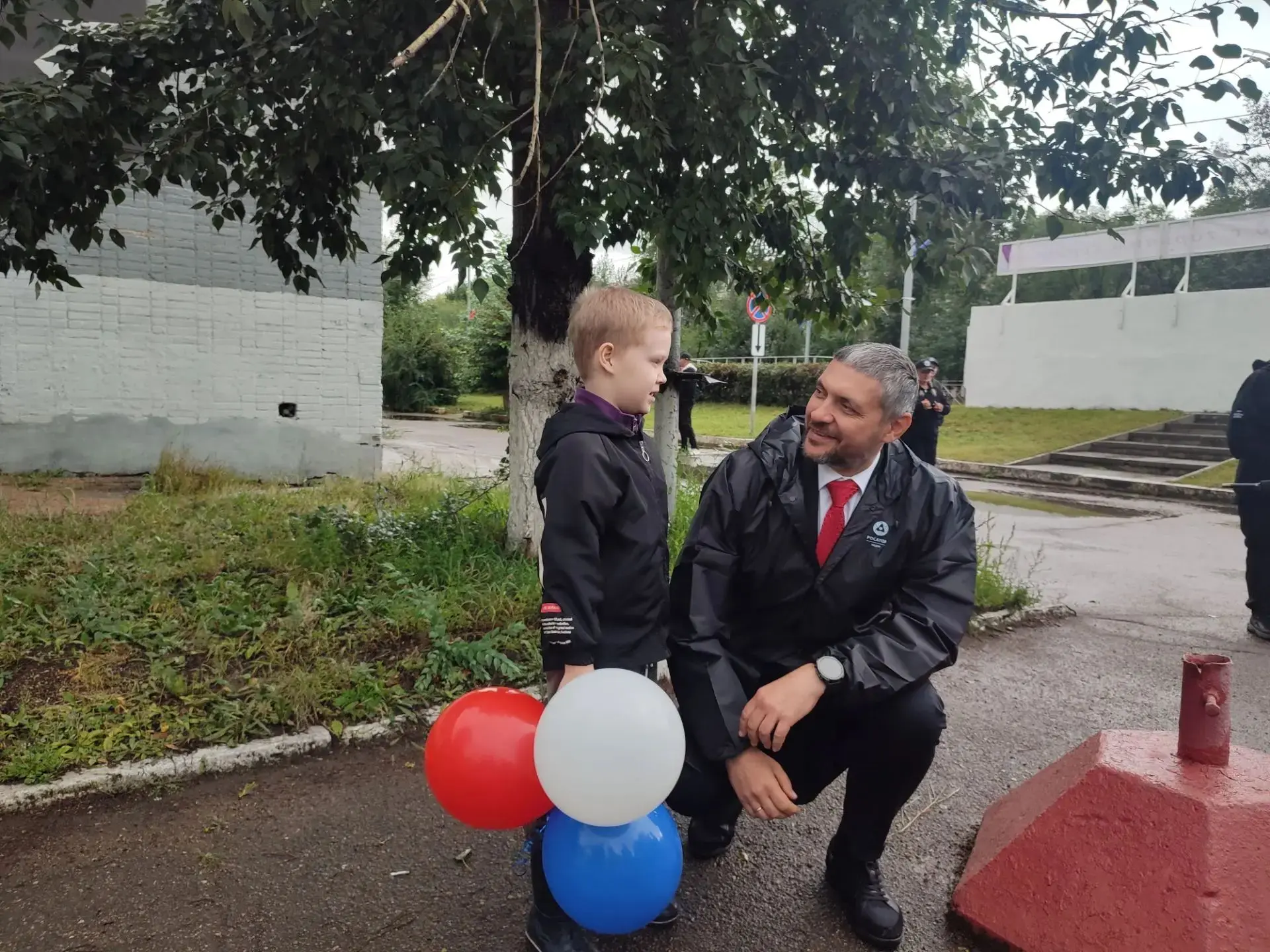 Губернатор Александр Осипов охотно фотографируется с жителями Краснокаменска. Желающих ...