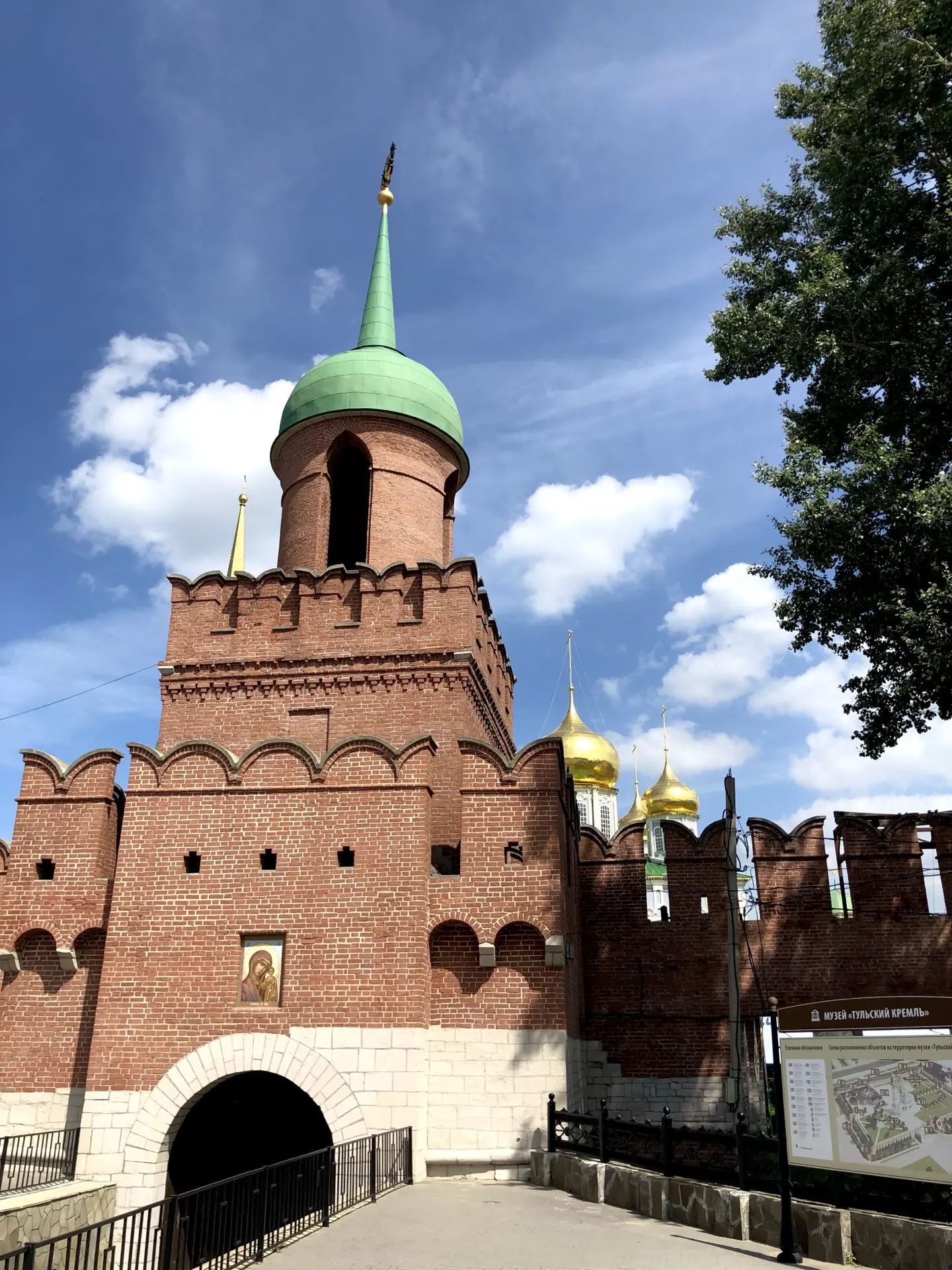 Тула — город-герой, где звон клинков когда-то заглушал пение птиц, а воздух был пропита...